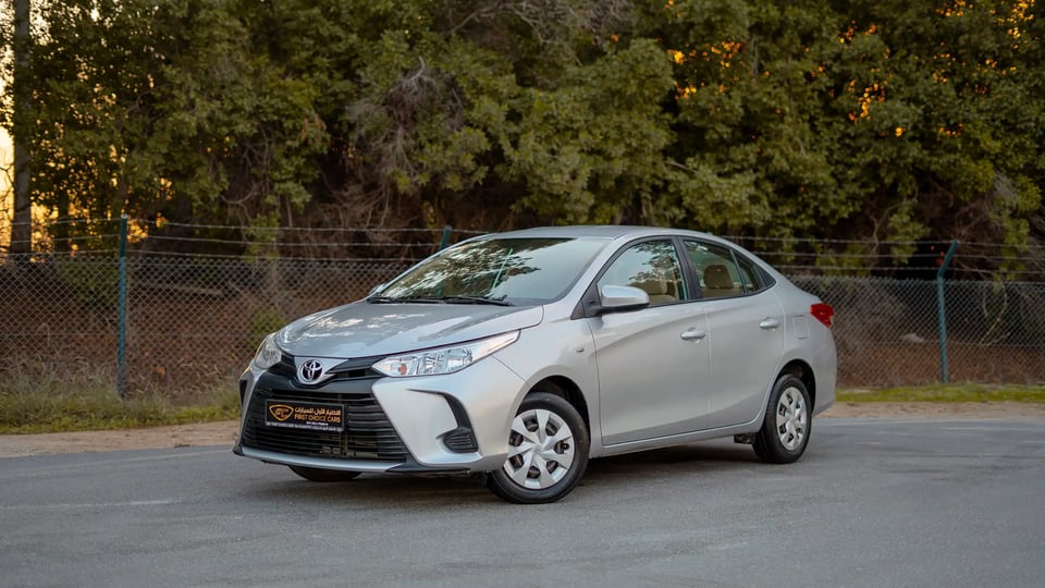 Used 2022 Toyota Yaris E in Silver – Left Front Diagonal (45°) View for Sale at First Choice Cars Dubai Sharjah