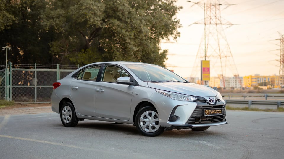 Used 2022 Toyota Yaris E in Silver – Right Front Diagonal (45°) View for Sale at First Choice Cars Dubai Sharjah