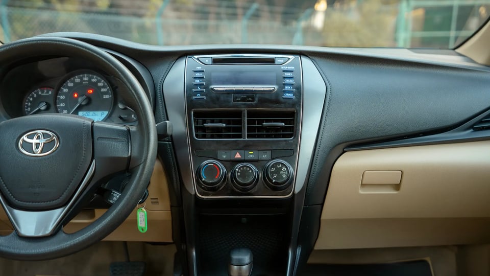 Used 2022 Toyota Yaris E in Silver – Infotainment / Touchscreen System for Sale at First Choice Cars Dubai Sharjah