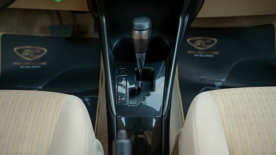 Used 2022 Toyota Yaris E in Silver – Center Console & Gear Shifter for Sale at First Choice Cars Dubai Sharjah