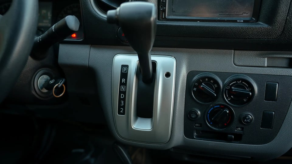 Used 2022 Nissan Urvan High Roof in White – Center Console & Gear Shifter for Sale at First Choice Cars Dubai Sharjah