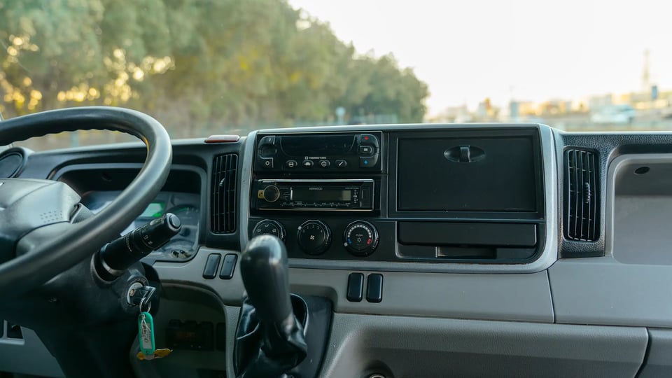 Used 2020 Mitsubishi Canter Chiller Box in White – Infotainment / Touchscreen System for Sale at First Choice Cars Dubai Sharjah