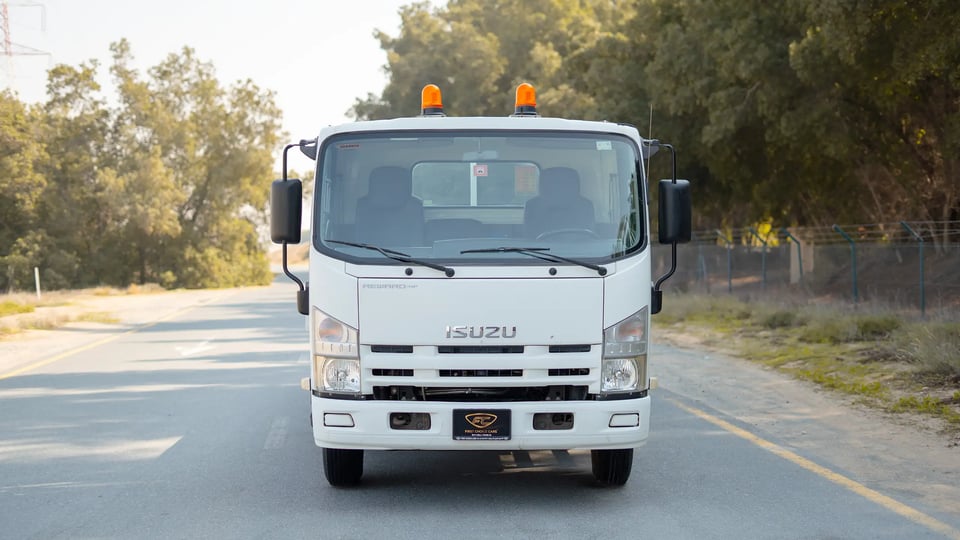 Used 2017 Isuzu NPR Recovery in White – Front View for Sale at First Choice Cars Dubai Sharjah