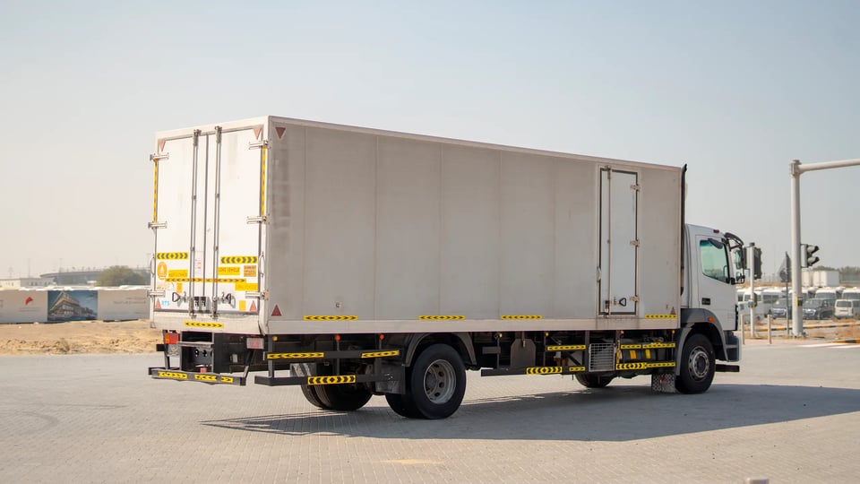 Used 2020 Mitsubishi Fuso FJ Freezer Box in White – Right Back Diagonal (45°) View for Sale at First Choice Cars Dubai Sharjah