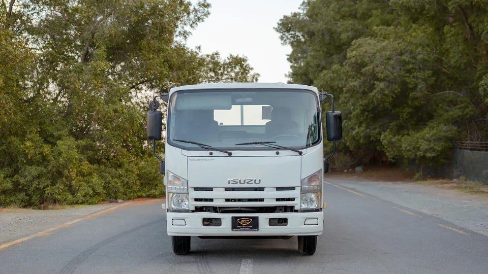 Used 2017 Isuzu NPR Recovery in White – Front View for Sale at First Choice Cars Dubai Sharjah