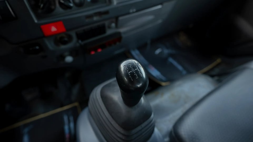 Used 2017 Isuzu NPR Recovery in White – Center Console & Gear Shifter for Sale at First Choice Cars Dubai Sharjah