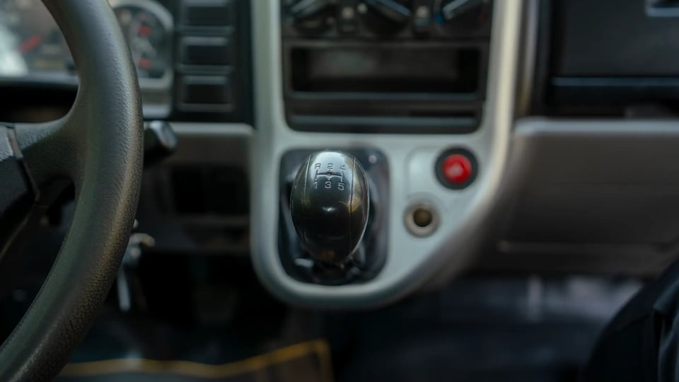 Used 2017 Mitsubishi Canter Cargo Body in White – Center Console & Gear Shifter for Sale at First Choice Cars Dubai Sharjah