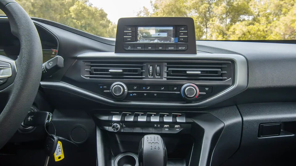 Used 2023 Peugeot Landtrek Double Cabin in White – Infotainment / Touchscreen System for Sale at First Choice Cars Dubai Sharjah