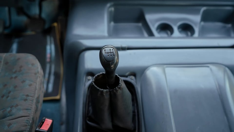 Used 2017 Tata LP 613 in White – Center Console & Gear Shifter for Sale at First Choice Cars Dubai Sharjah