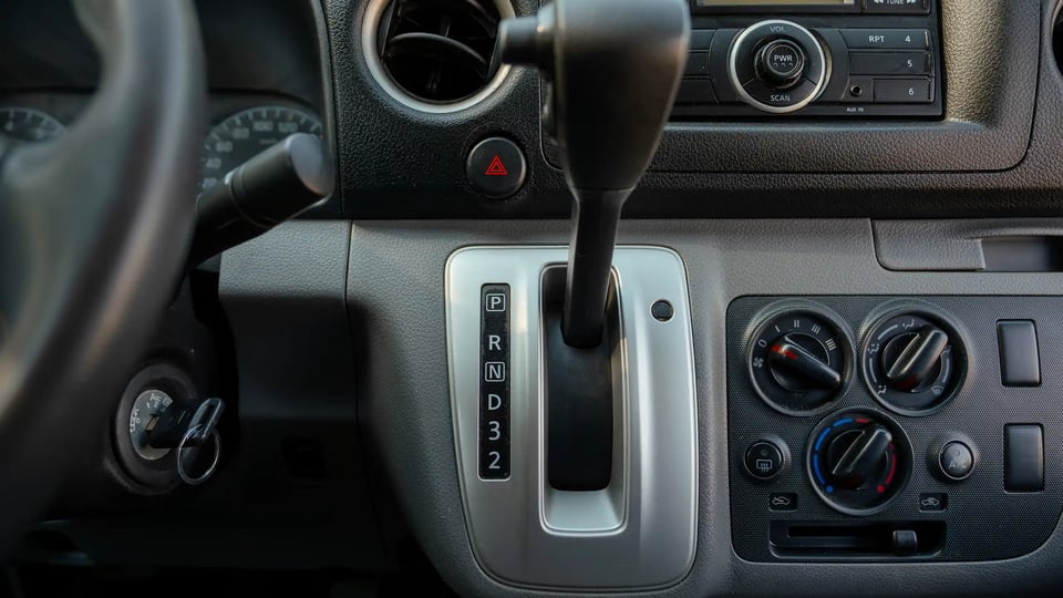 Used 2020 Nissan Urvan Standard Roof in White – Center Console & Gear Shifter for Sale at First Choice Cars Dubai Sharjah