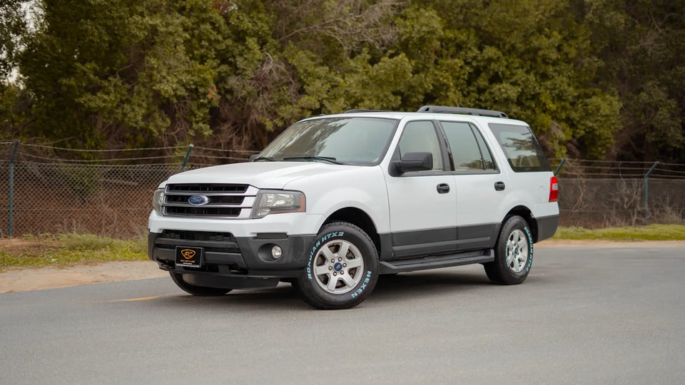 Used 2017 Ford Expedition XLT in White – Left Front Diagonal (45°) View for Sale at First Choice Cars Dubai Sharjah