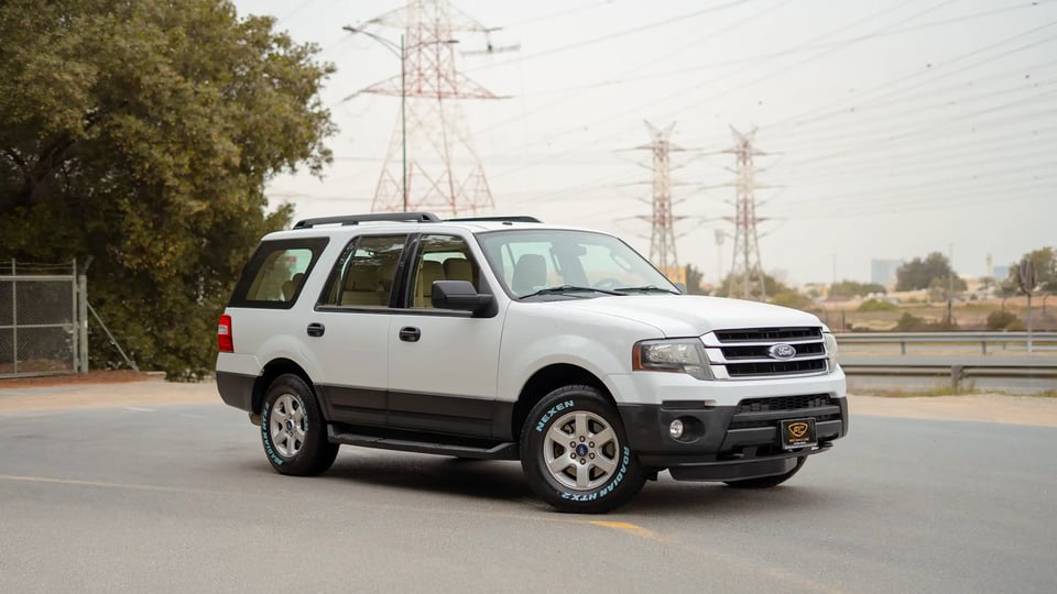 Used 2017 Ford Expedition XLT in White – Right Front Diagonal (45°) View for Sale at First Choice Cars Dubai Sharjah