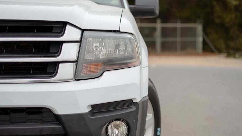 Used 2017 Ford Expedition XLT in White – Headlight Close-up for Sale at First Choice Cars Dubai Sharjah