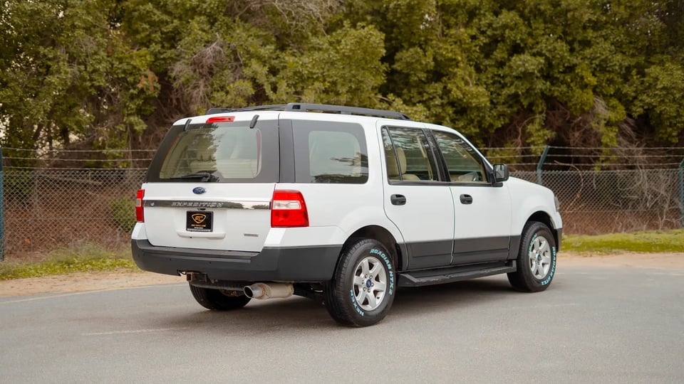 Used 2017 Ford Expedition XLT in White – Right Back Diagonal (45°) View for Sale at First Choice Cars Dubai Sharjah