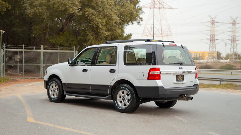 Used 2017 Ford Expedition XLT in White – Left Back Diagonal (45°) View for Sale at First Choice Cars Dubai Sharjah