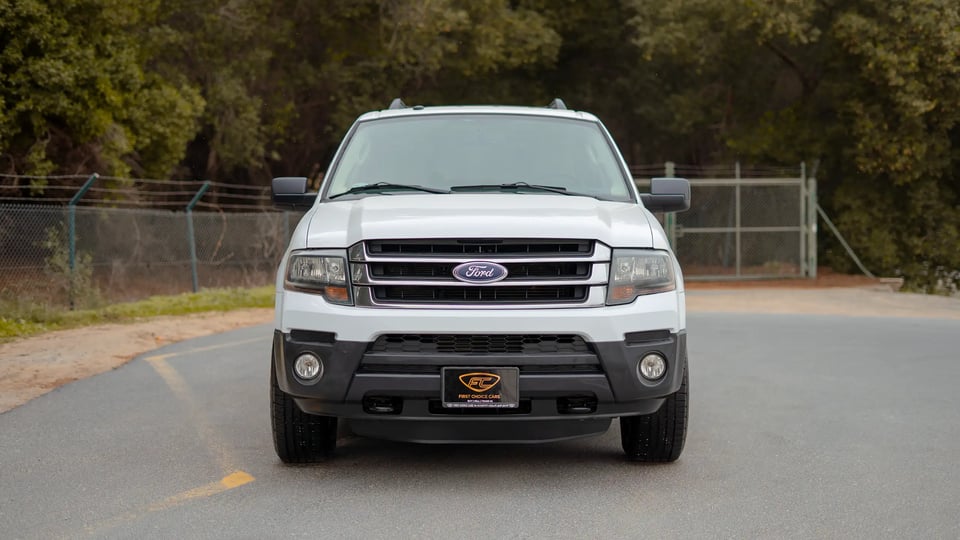 Used 2017 Ford Expedition XLT in White – Front View for Sale at First Choice Cars Dubai Sharjah