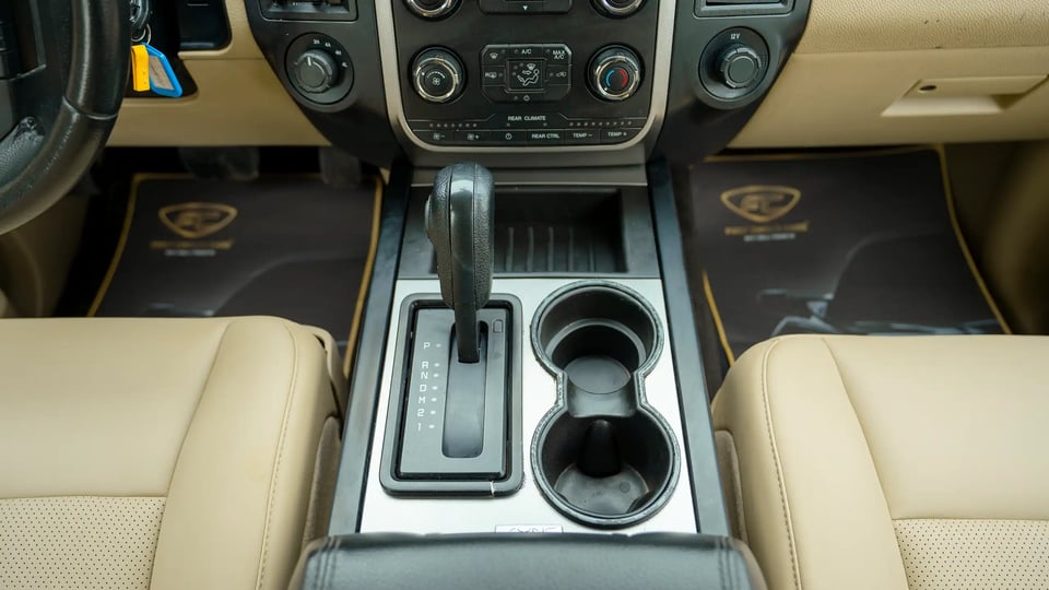 Used 2017 Ford Expedition XLT in White – Center Console & Gear Shifter for Sale at First Choice Cars Dubai Sharjah