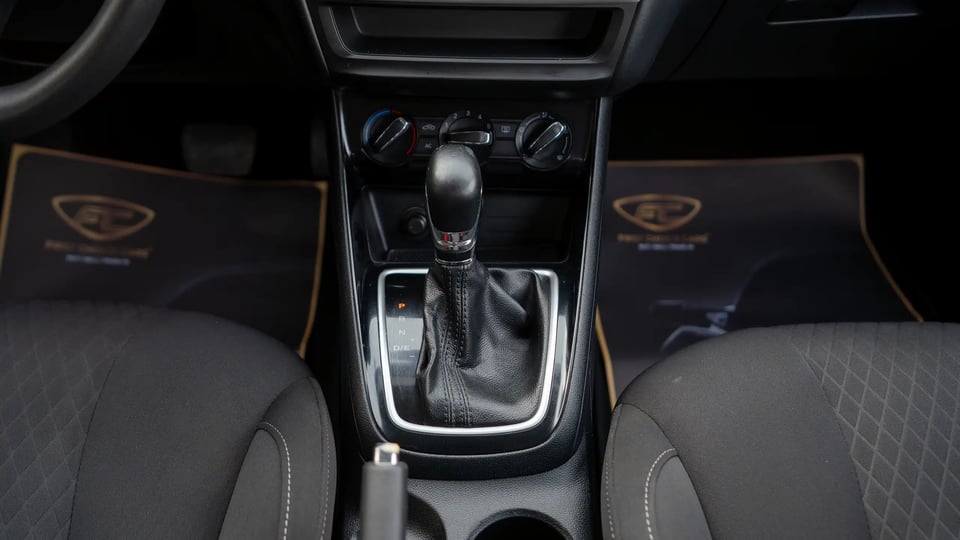 Used 2022 MG 5 Comfort in Silver – Center Console & Gear Shifter for Sale at First Choice Cars Dubai Sharjah