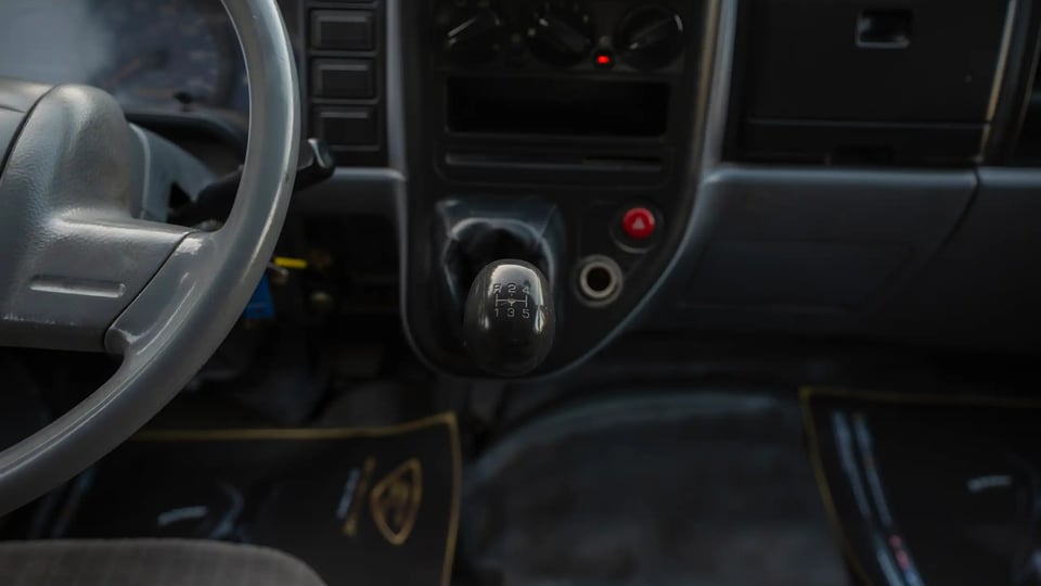 Used 2006 Mitsubishi Canter Double Cabin Cargo Body in White – Center Console & Gear Shifter for Sale at First Choice Cars Dubai Sharjah