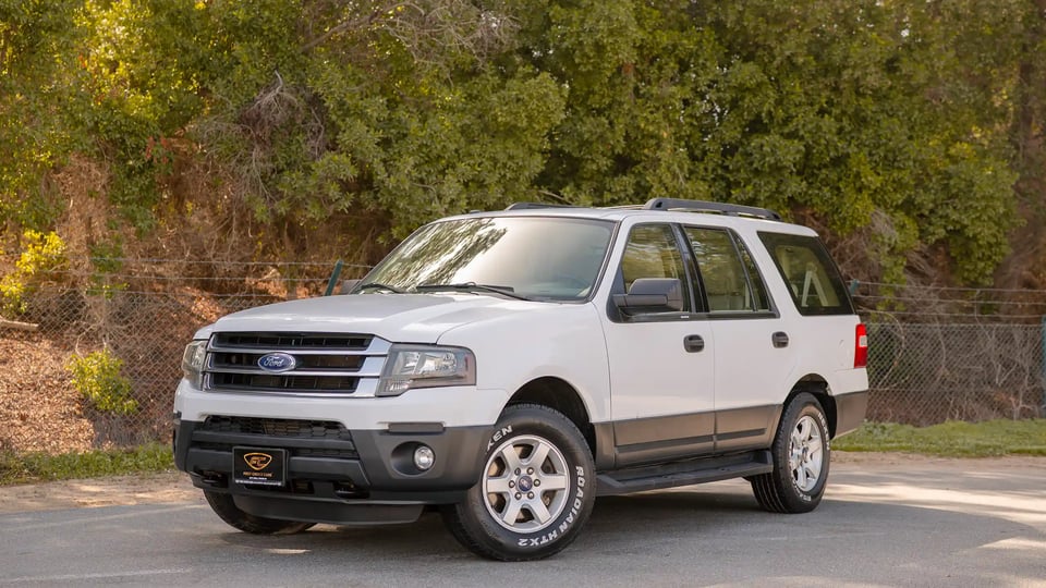 Used 2017 Ford Expedition XLT in White – Left Front Diagonal (45°) View for Sale at First Choice Cars Dubai Sharjah