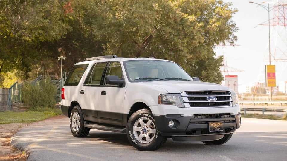 Used 2017 Ford Expedition XLT in White – Right Front Diagonal (45°) View for Sale at First Choice Cars Dubai Sharjah