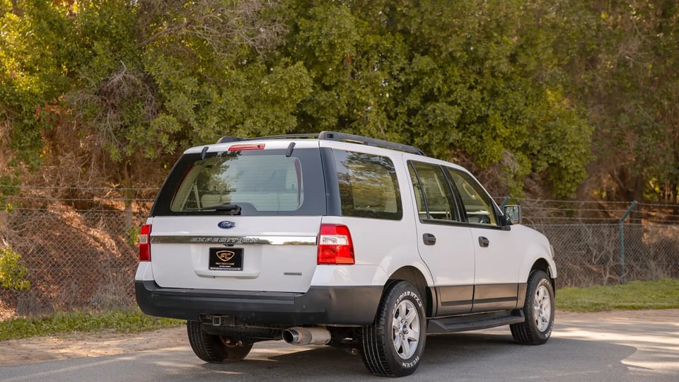 Used 2017 Ford Expedition XLT in White – Right Back Diagonal (45°) View for Sale at First Choice Cars Dubai Sharjah
