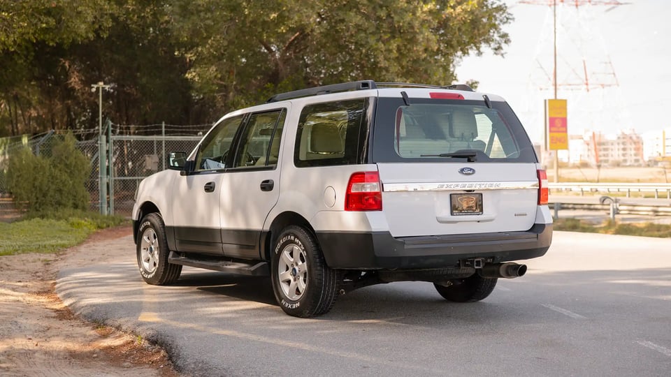 Used 2017 Ford Expedition XLT in White – Left Back Diagonal (45°) View for Sale at First Choice Cars Dubai Sharjah