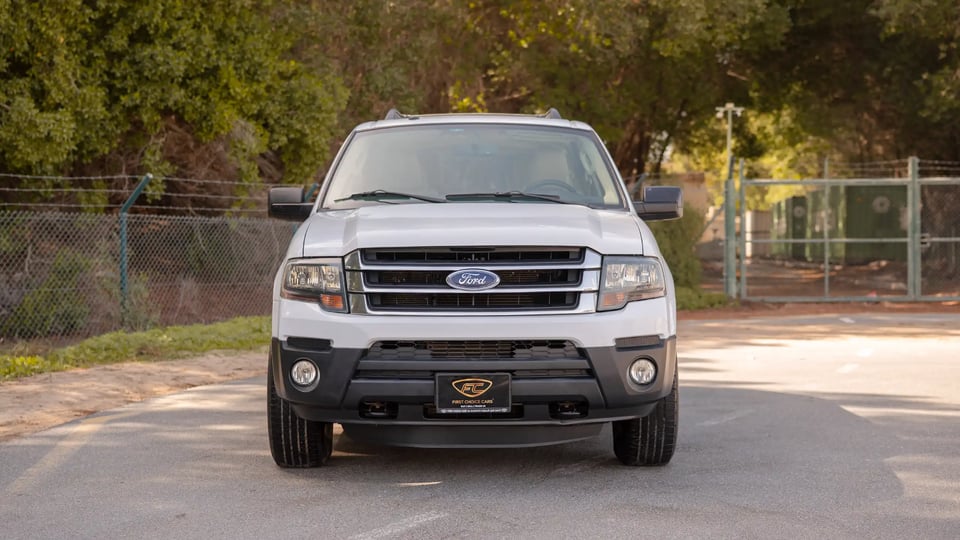Used 2017 Ford Expedition XLT in White – Front View for Sale at First Choice Cars Dubai Sharjah