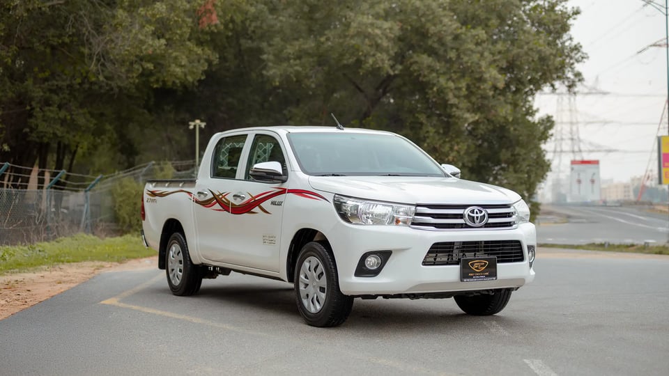 Used 2021 Toyota Hilux GLX Double Cabin in White – Right Front Diagonal (45°) View for Sale at First Choice Cars Dubai Sharjah
