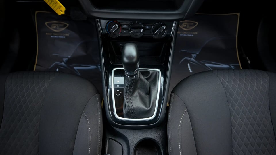 Used 2022 MG 5 Comfort in White – Center Console & Gear Shifter for Sale at First Choice Cars Dubai Sharjah
