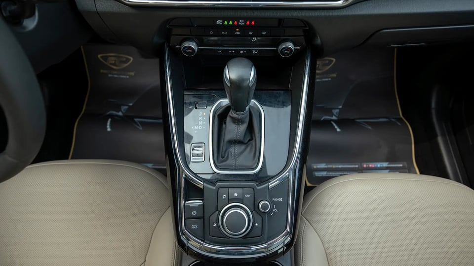Used 2020 Mazda CX-9 GT in Grey – Center Console & Gear Shifter for Sale at First Choice Cars Dubai Sharjah