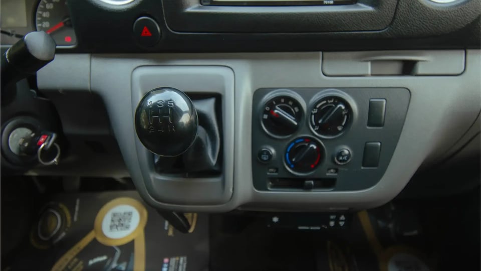 Used 2021 Nissan Urvan Standard Roof in White – Center Console & Gear Shifter for Sale at First Choice Cars Dubai Sharjah