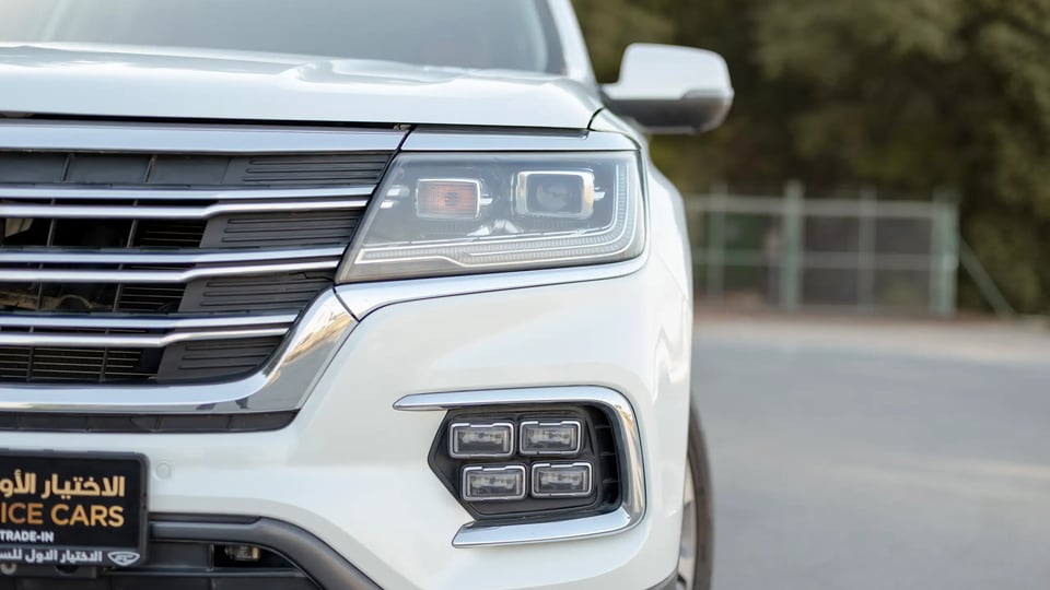 Used 2022 MG RX8 Luxury in White – Headlight Close-up for Sale at First Choice Cars Dubai Sharjah