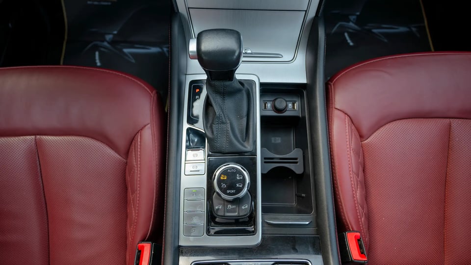 Used 2022 MG RX8 Luxury in White – Center Console & Gear Shifter for Sale at First Choice Cars Dubai Sharjah