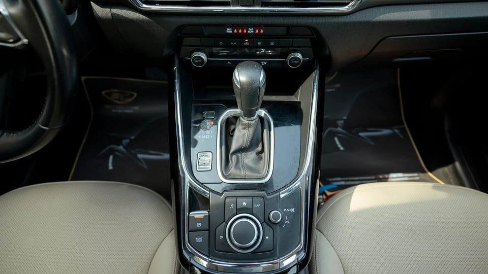Used 2023 Mazda CX-9 GT in Blue – Center Console & Gear Shifter for Sale at First Choice Cars Dubai Sharjah