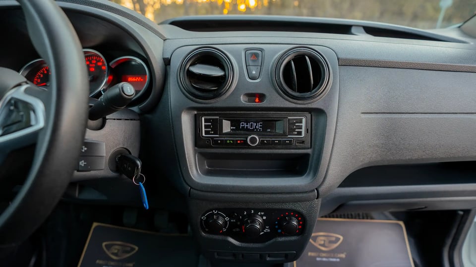 Used 2022 Renault Dokker Van in White – Infotainment / Touchscreen System for Sale at First Choice Cars Dubai Sharjah