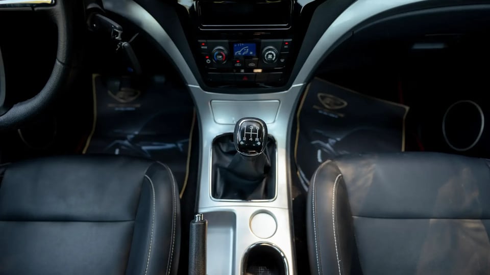 Used 2024 Dongfeng Rich 6 Double Cabin in White – Center Console & Gear Shifter for Sale at First Choice Cars Dubai Sharjah