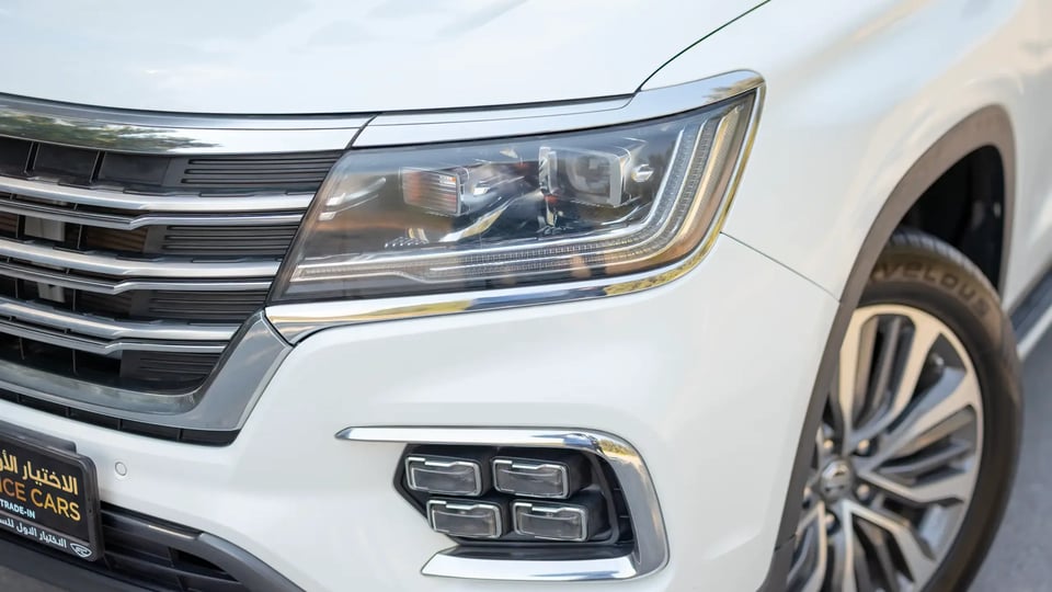 Used 2021 MG RX8 Luxury in White – Headlight Close-up for Sale at First Choice Cars Dubai Sharjah