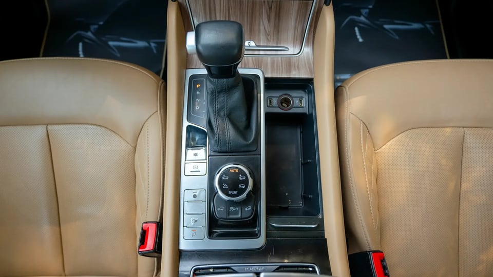 Used 2021 MG RX8 Luxury in White – Center Console & Gear Shifter for Sale at First Choice Cars Dubai Sharjah