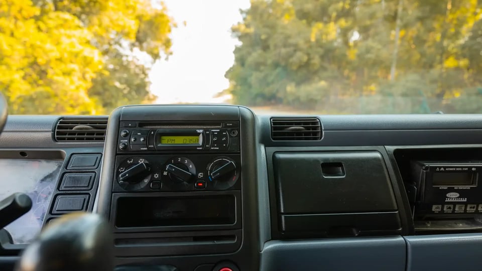 Used 2016 Mitsubishi Canter Freezer Box in White – Infotainment / Touchscreen System for Sale at First Choice Cars Dubai Sharjah