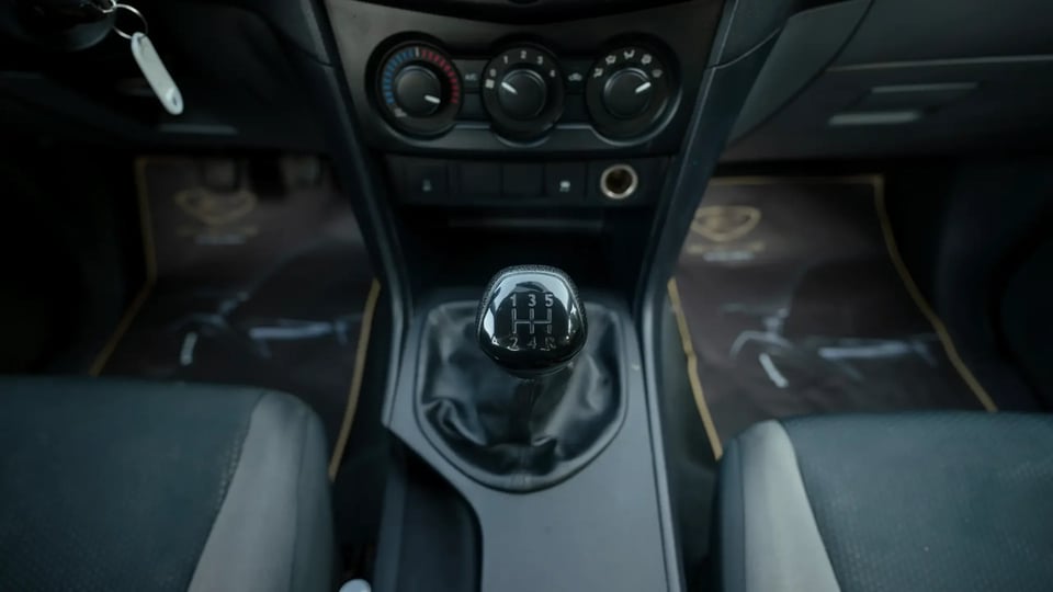 Used 2019 Mazda BT-50 XS in Red – Center Console & Gear Shifter for Sale at First Choice Cars Dubai Sharjah