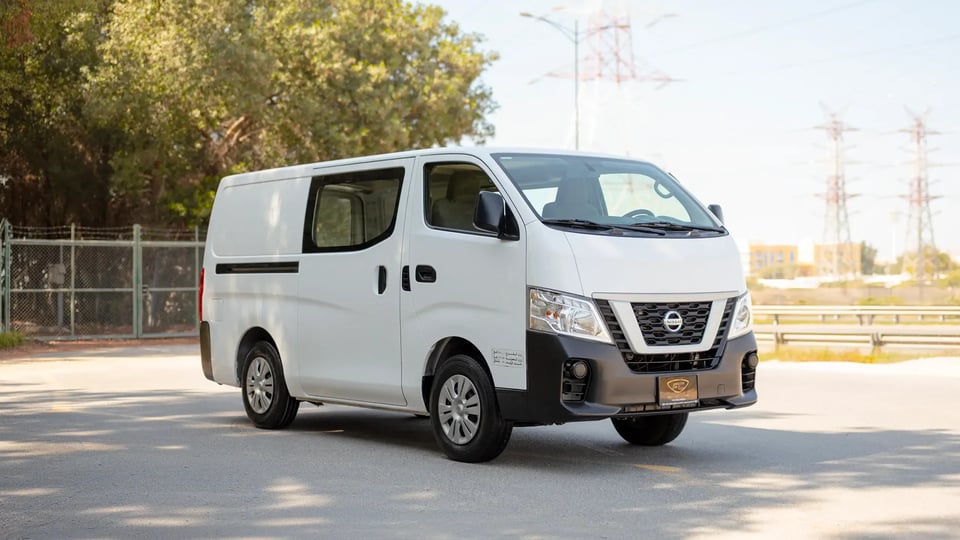 Used 2022 Nissan Urvan Standard Roof in White – Right Front Diagonal (45°) View for Sale at First Choice Cars Dubai Sharjah