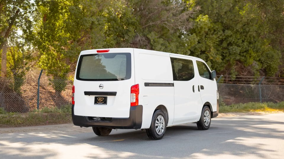 Used 2022 Nissan Urvan Standard Roof in White – Right Back Diagonal (45°) View for Sale at First Choice Cars Dubai Sharjah