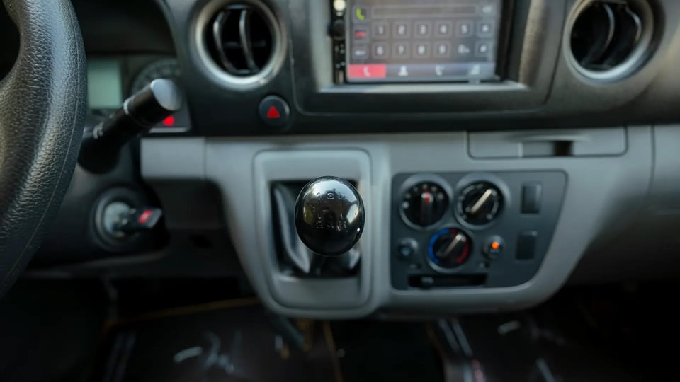 Used 2022 Nissan Urvan Standard Roof in White – Center Console & Gear Shifter for Sale at First Choice Cars Dubai Sharjah