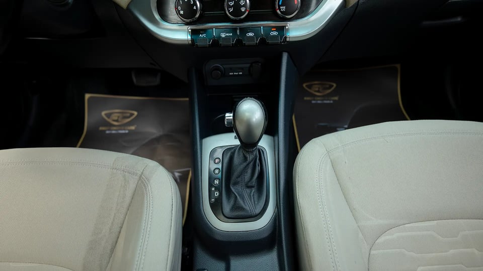 Used 2015 Kia Rio EX in Blue – Center Console & Gear Shifter for Sale at First Choice Cars Dubai Sharjah