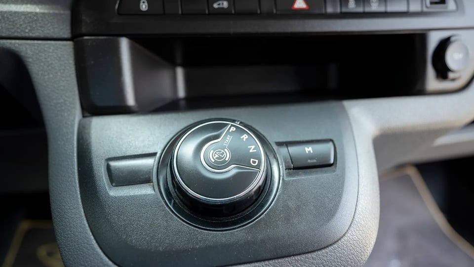 Used 2022 Peugeot Expert L3 in White – Center Console & Gear Shifter for Sale at First Choice Cars Dubai Sharjah