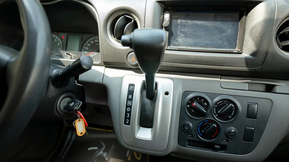 Used 2022 Nissan Urvan Standard Roof in White – Center Console & Gear Shifter for Sale at First Choice Cars Dubai Sharjah