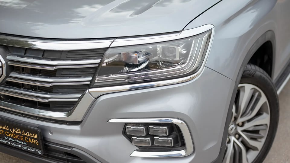 Used 2022 MG RX8 Luxury in Silver – Headlight Close-up for Sale at First Choice Cars Dubai Sharjah