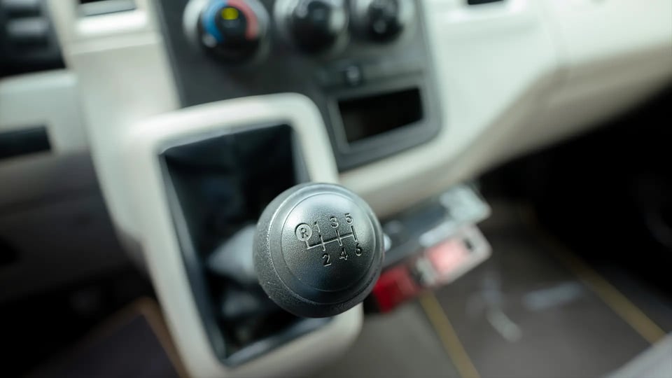 Used 2020 Toyota Hiace GLX High Roof in White – Center Console & Gear Shifter for Sale at First Choice Cars Dubai Sharjah