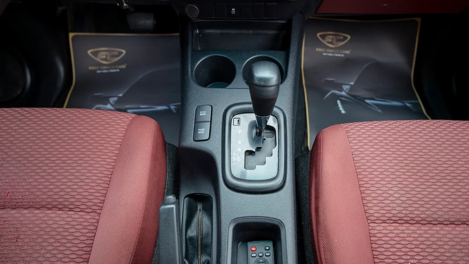 Used 2019 Toyota Hilux DLX Double Cabin in White – Center Console & Gear Shifter for Sale at First Choice Cars Dubai Sharjah